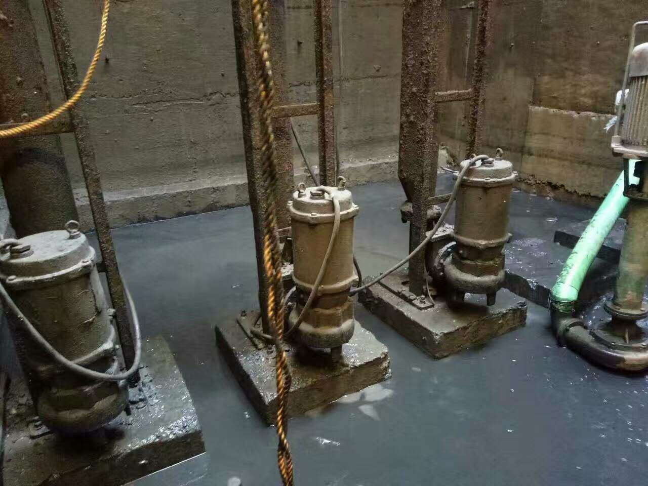 曲江污水池清理