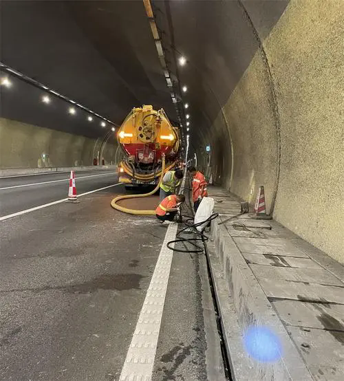 曲江隧道排水渠清淤